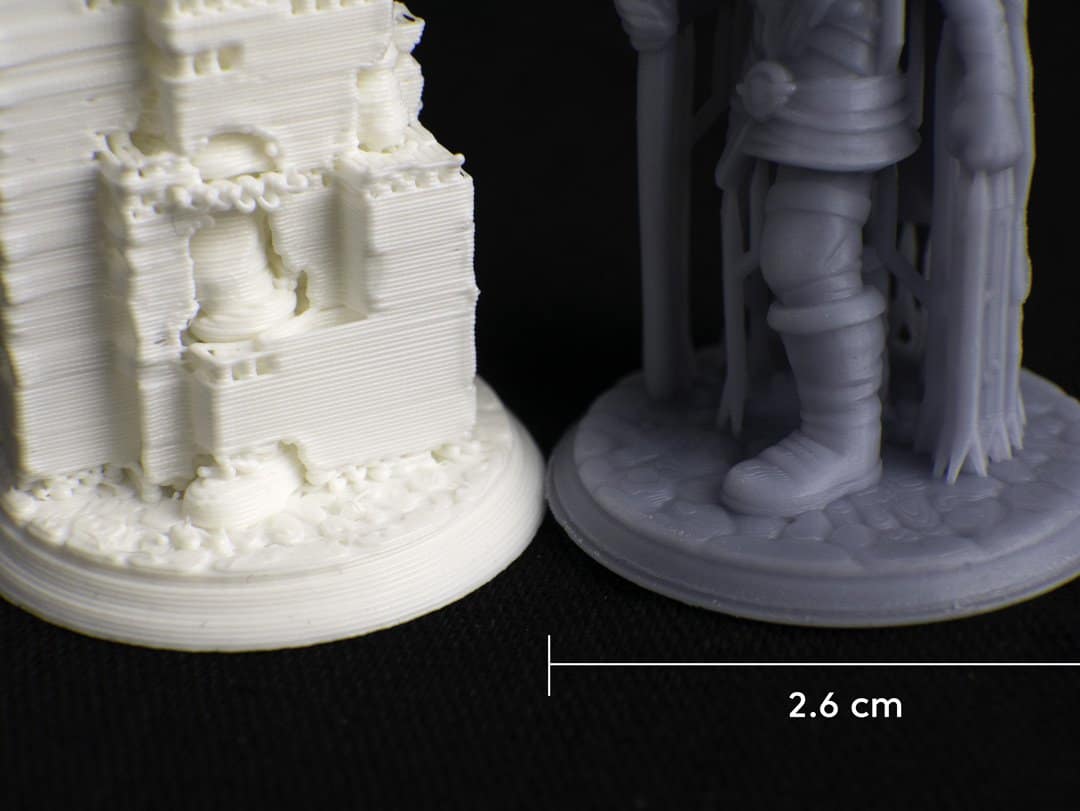 Pormenor de dois figurinos, um em FDM e outro em resina